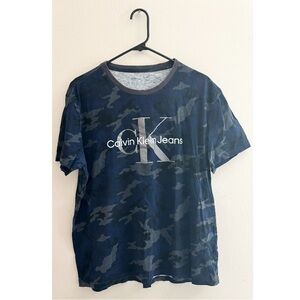 5/$15 MUST BUNDLE Calvin Klein Jeans Blue Camo T-Shirt